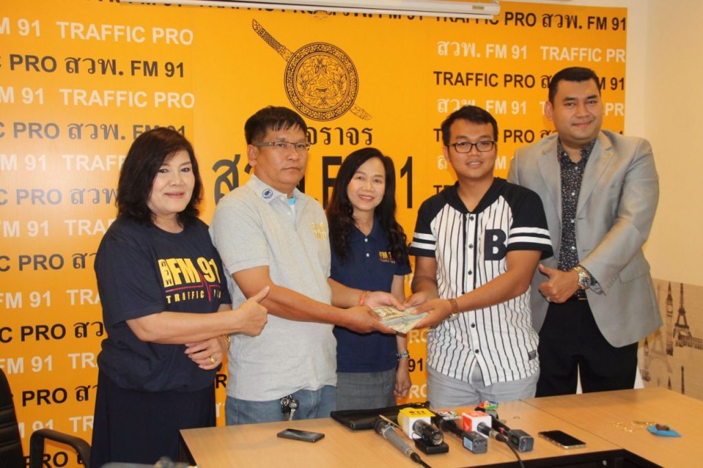 Hero Bangkok taxi driver contacts radio station to give back 270,000 baht left in his taxi