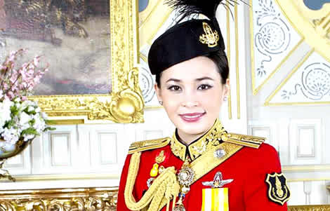 thai-queen-suthida-king-thailand-army-officer-command-training-royal-birthday