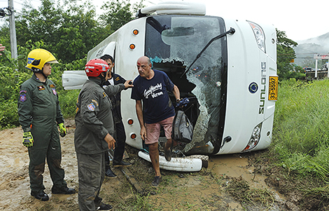 italian-tourists-injured-bus-accidnet-lampang-province-travelling-wet-road-slid-off