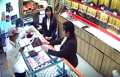 3-million-baht-gold-store-robbery-thonburi-bang-phlat-bangkok-thai-police