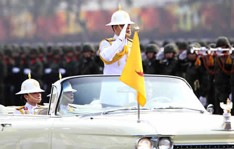 thai-king-armed-forces-police-parade-saraburi-oath-sacrifice-country