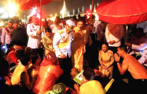 king-and-queen-surprise-crowd-grand-palace