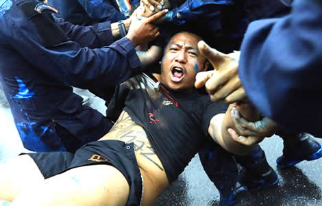 police-arrest-21-protesters-in-bangkok-royal-motorcade