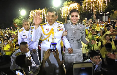 king-western-tv-crews-loves-all-thai-people-kingdom-land-of-compromise