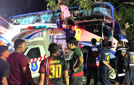 tour-bus-hits-a-tree-14-dead-35-injured-horror-crash-prachuap-khiri-khan