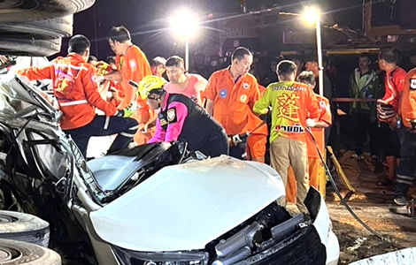Horror smash as carefully driven Chinese car at traffic lights hit by a truck at speed. Driver absconds