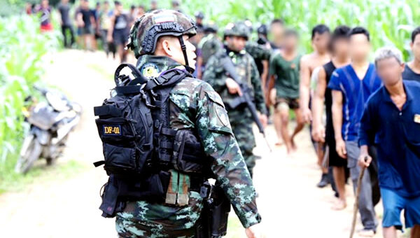 Burmese refugees and defeated forces flood into Tak as junta suffers another military setback in Karen