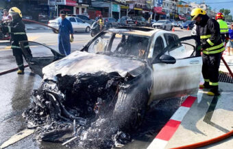 White Mercedes driven by American tourists burst into flames on the way to Hua Hin. ฿3 million damage