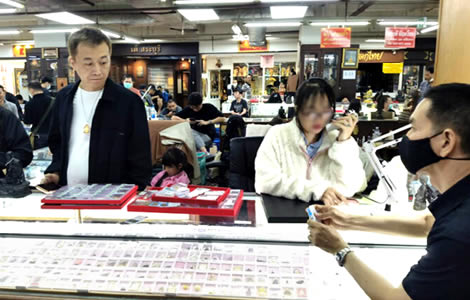 Chinese and Burmese men arrested for flouting immigration and labour laws selling amulets in Nonthaburi