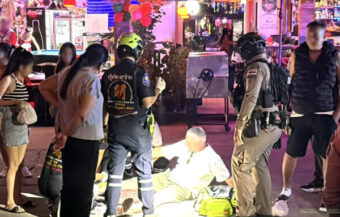 Western tourist in Pattaya continued to celebrate Christmas Day even after being floored on the street