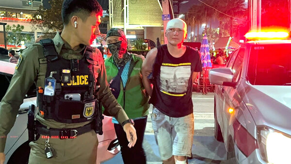 Angry Pattaya crowd restrains and arrest Russian man who viciously attacked an innocent Thai woman