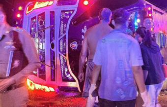 Passenger bus overturns on the way from Phuket to Yal. 10 seriously injured. Police saw what happened
