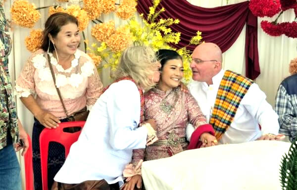 Musical woman from Buriram marries two Austrian men at the same time after meeting them in Pattaya