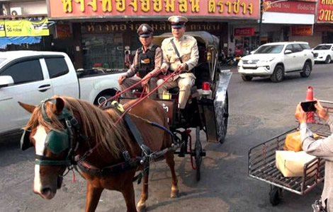 Lampang Police deploy horse drawn buggy patrols due to energy crisis on streets of provincial capital