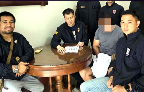 Swedish mobster nabbed in Kathu condo bedroom by police raiding party. Wanted for 2020 Stockholm murder