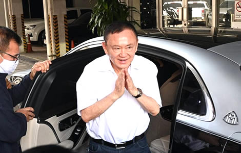 Just an old man reporting on parole. Ex Premier in Mercedes Maybach reports to local Probation Office