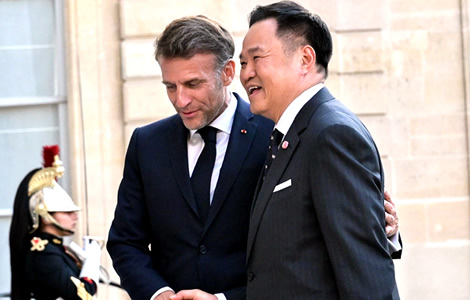 Prime Minister Anutin briefs French President Macron on the Cambodian border issue during Élysée visit