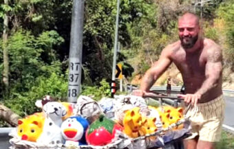 Russian tourist wins viral online praise in Phuket after he gave a local vendor a helping hand on Friday
