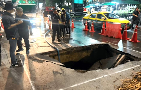 Bangkok engineers scrambled to repair another large sinkhole in the busy Bang Kapi area of the capital