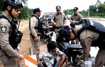 Cambodian motorcyclist arrested for drug trafficking after police chase in Rayong. Tried to dump package