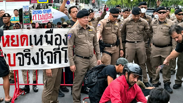 Two injured in a public protest outside Chinese consulate in Chiang Mai over poisoning of local rivers