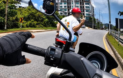Emirate bad boys broke through a Phuket police checkpoint. One kicked a pursuing officer’s motorcycle