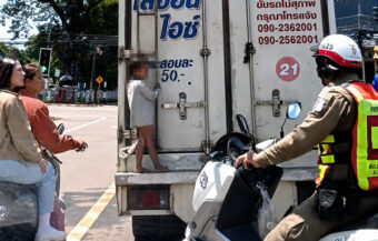Police officer finds 2 year old boy hanging to the back of truck in Sakon Nakhon after travelling 10 km