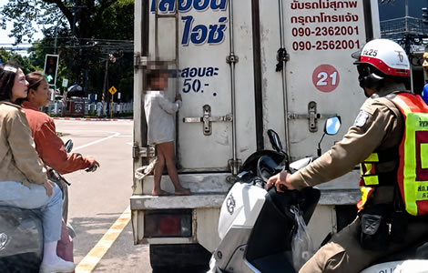 Police officer finds 2-year-old boy hanging onto the back of truck in Sakon Nakhon after travelling 10km