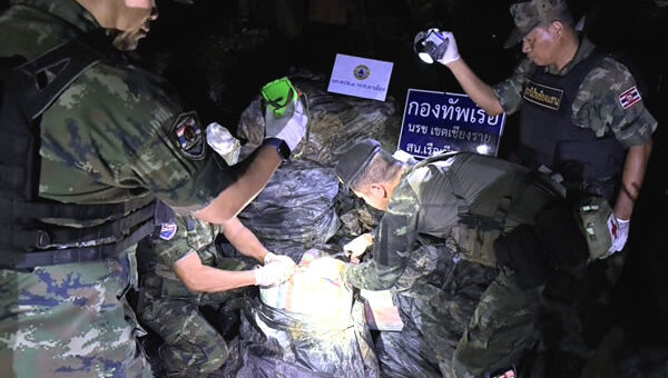 Police smash huge Mekong River 350 million baht meths shipment. Suspects fled leaving 10 million pills