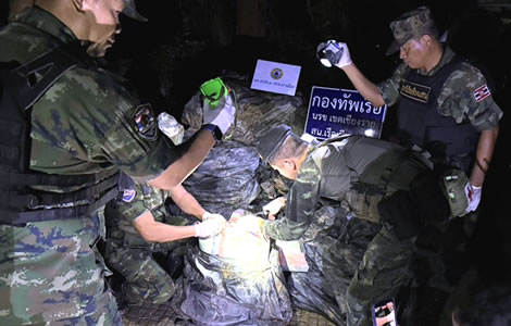 Police smash huge Mekong River 350 million baht meths shipment. Suspects fled leaving 10 million pills