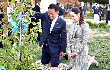 Prime Minister Anutin plants a Magnolia tree at a Thai temple in Canberra on historic Australian visit