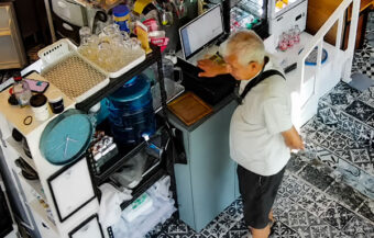 Western foreigner in Pattaya wanted for the alleged theft of a woman’s smartphone at a busy coffee shop
