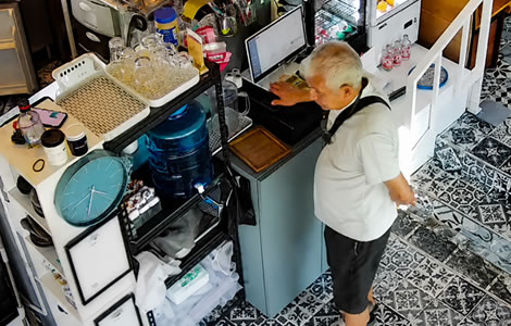 Western foreigner in Pattaya wanted for the alleged theft of a woman's smartphone at a busy coffee shop