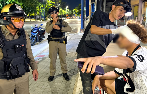 周二,一名英国男子遭到两名醉酒摩托车手的袭击和刀伤,当时他们试图抢走他的智能手机。