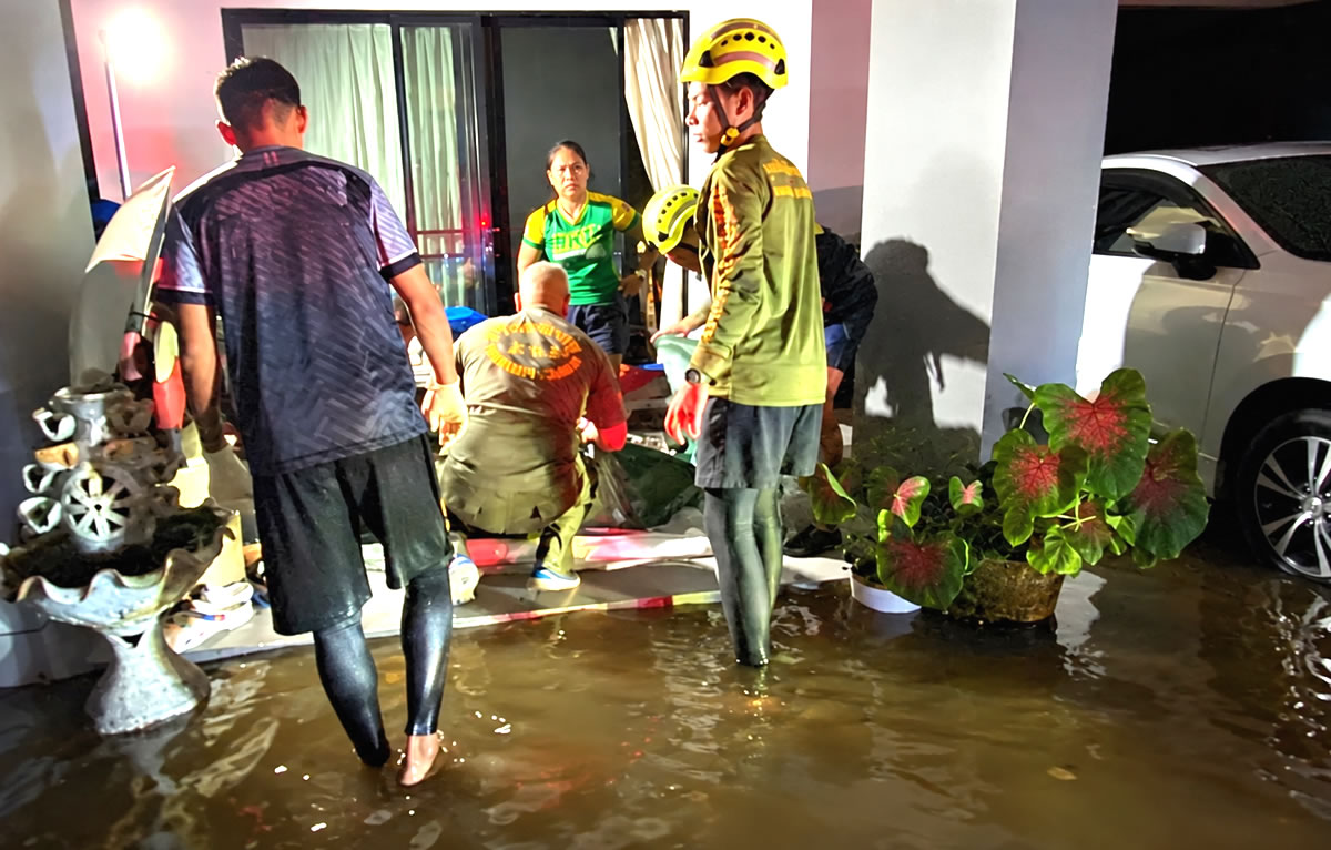 Flooding tragedy in Samut Prakan near Bangkok. Two die from electrocution after family car was submerged