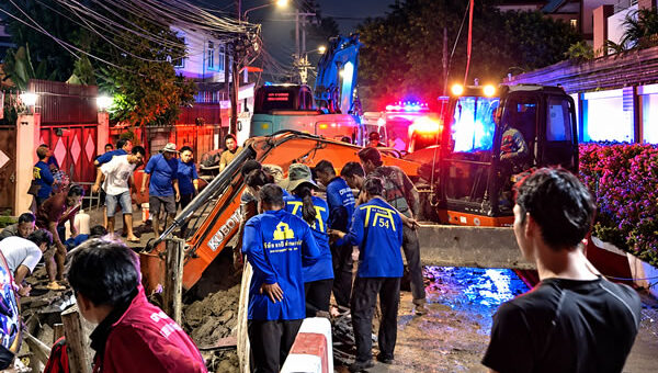 49 year old Myanmar man dies in landslide incident off Sukhumvit Rd in Bangkok on Thursday evening