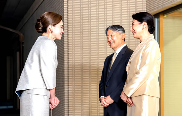 泰国苏提达王后访问日本，会见了日本天皇和皇后，此行旨在推广女子冰球运动。
