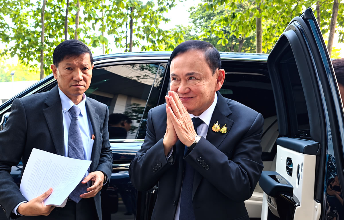 Thaksin comes to Tax Court in Bangkok seeking temporary injunction to halt Revenue Department moves